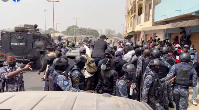 Dernière minute: Les choses dégénèrent, les forces de l’ordre arrosent le cortège d’Ousmane Sonko