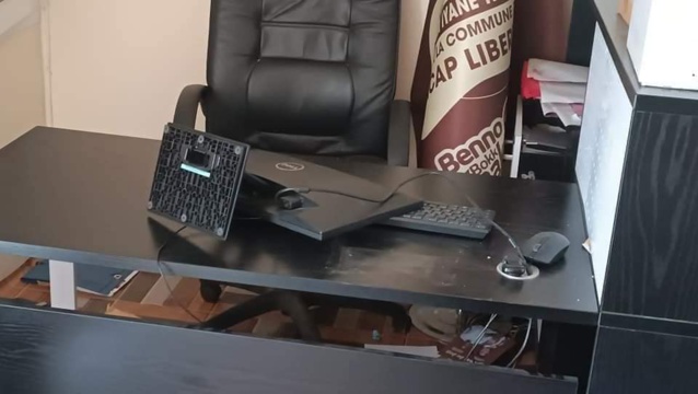 Arrêt sur image- Le siège de Zahra Iyane Thiam à la sicap Liberté saccagé par les manifestants Arrêt sur image- Le siège de Zahra Iyane Thiam à la sicap Liberté saccagé par les manifestants