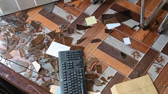 Arrêt sur image- Le siège de Zahra Iyane Thiam à la sicap Liberté saccagé par les manifestants Arrêt sur image- Le siège de Zahra Iyane Thiam à la sicap Liberté saccagé par les manifestants