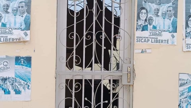 Arrêt sur image- Le siège de Zahra Iyane Thiam à la sicap Liberté saccagé par les manifestants Arrêt sur image- Le siège de Zahra Iyane Thiam à la sicap Liberté saccagé par les manifestants