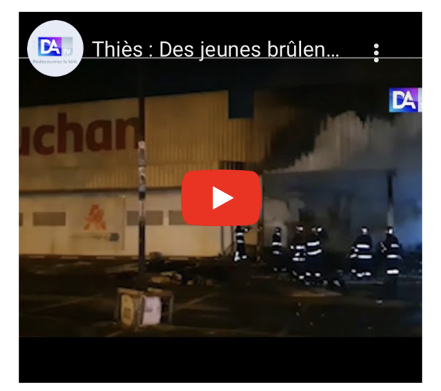 Thiès : Des jeunes brûlent deux magasins Auchan et attaquent la permanence de Massaly Thiès : Des jeunes brûlent deux magasins Auchan et attaquent la permanence de Massaly