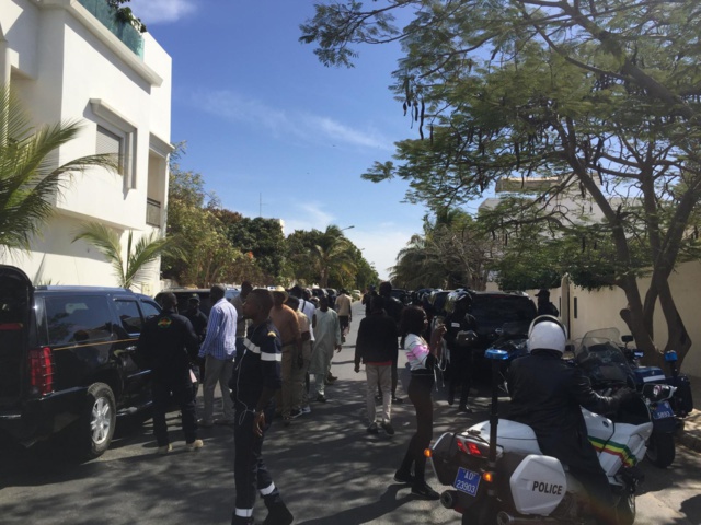 Mermoz : Un militant de l'Apr tente de s’immoler par le feu devant la maison de Macky Mermoz : Un militant de l'Apr tente de s’immoler par le feu devant la maison de Macky