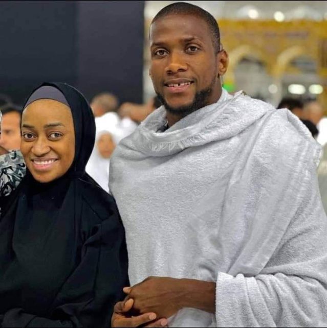 L'ex danseuse de Viviane (Kiné Badiane ) filmée à la Mecque en compagnie de son mari L'ex danseuse de Viviane (Kiné Badiane ) filmée à la Mecque en compagnie de son mari