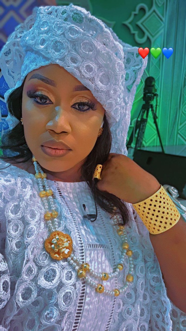 La chroniqueuse Marie Louise Ndiaye toute élégante et immaculée fait fureur sur Q.G La chroniqueuse Marie Louise Ndiaye toute élégante et immaculée fait fureur sur Q.G