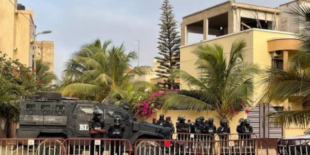 Les  forces de l’ordre barricadent à nouveau les abords du domicile de Sonko