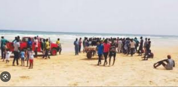 Plage de Diamalaye: La police met aux arrêts deux touristes surpris en plein ébat sexuel Plage de Diamalaye: La police met aux arrêts deux touristes surpris en plein ébat sexuel