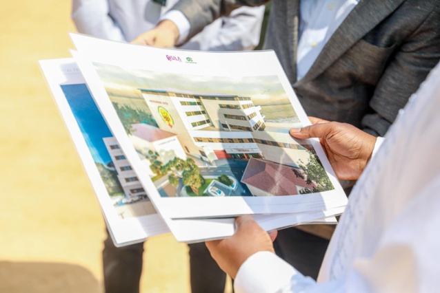 Le Chef de l'État Macky SALL s'est rendu aujourd'hui sur le chantier de construction de la polyclinique de l'hôpital principal de Dakar. Le Chef de l'État Macky SALL s'est rendu aujourd'hui sur le chantier de construction de la polyclinique de l'hôpital principal de Dakar.