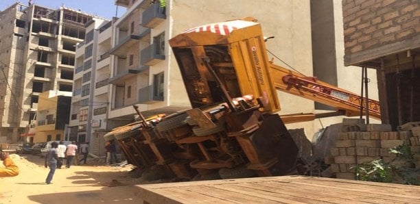 Sicap Liberté 3 : Une grue s’écrase sur une maison Sicap Liberté 3 : Une grue s’écrase sur une maison