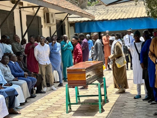 Une délégation du gouvernement a  assisté à la  levée du corps du père du ministre de l'Intérieur Antoine Félix Abdoulaye Diome, décédé à l’hôpital principal, ce mercredi 12 avril.
