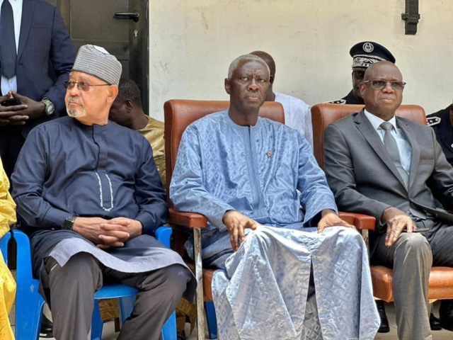 Une délégation du gouvernement a assisté à la levée du corps du père du ministre de l'Intérieur Antoine Félix Abdoulaye Diome, décédé à l’hôpital principal, ce mercredi 12 avril. Une délégation du gouvernement a assisté à la levée du corps du père du ministre de l'Intérieur Antoine Félix Abdoulaye Diome, décédé à l’hôpital principal, ce mercredi 12 avril.