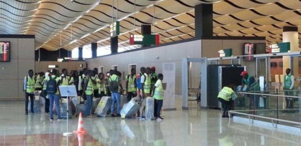 AIBD : Très remontés, les travailleurs annoncent une grève AIBD : Très remontés, les travailleurs annoncent une grève
