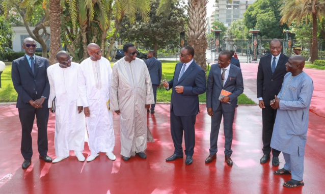 Le Pr Macky Sall a remis les clefs d'un lot de véhicules pour l'administration