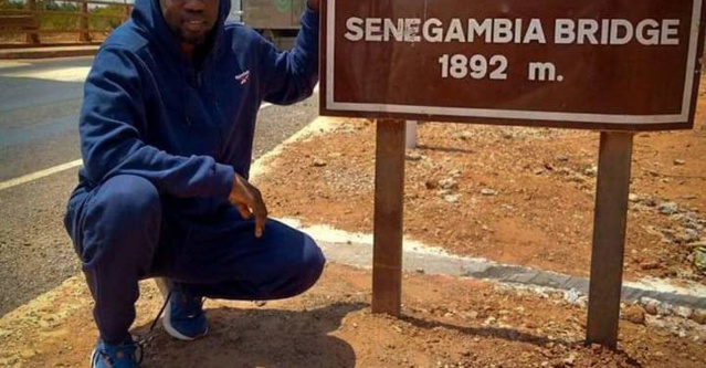 En Gambie, Ousmane SONKO déchire son contrôle judiciaire En Gambie, Ousmane SONKO déchire son contrôle judiciaire