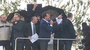 Le bus du maire d'Istanbul, adversaire d'Erdogan, cible de jets de pierre Le bus du maire d'Istanbul, adversaire d'Erdogan, cible de jets de pierre