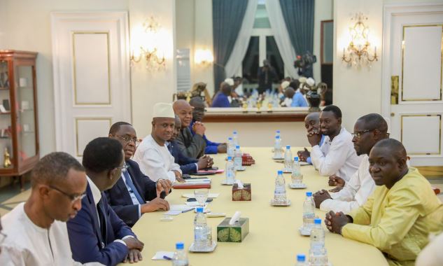 Rencontre nocturne à Ngor : Comment le président Macky Sall a ramené la paix dans la commune Rencontre nocturne à Ngor : Comment le président Macky Sall a ramené la paix dans la commune