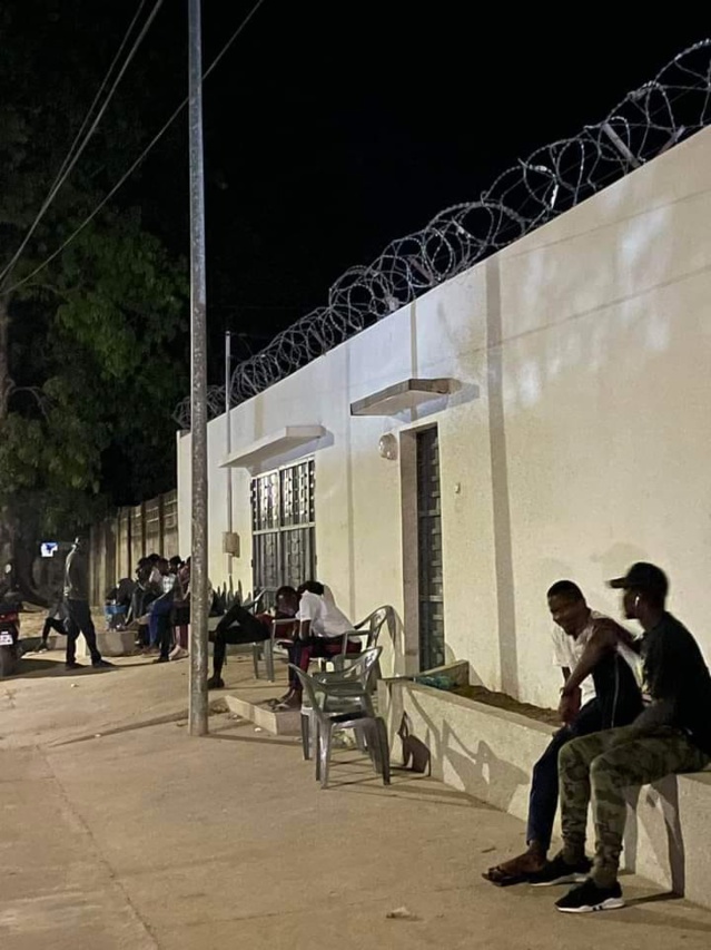 IMAGE DU JOUR- Son arrestation annoncée, des jeunes Ziguinchorois passent des nuits blanches    devant la maison de Sonko