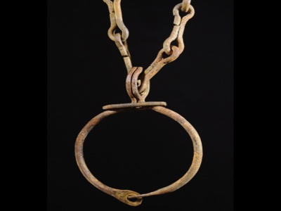 Fait insolite à la manif de F24 : "Macky nous a fait retourner au temps de l'esclavage", dit un militant de Pastef, une grosse chaine en fer autour du cou Fait insolite à la manif de F24 : "Macky nous a fait retourner au temps de l'esclavage", dit un militant de Pastef, une grosse chaine en fer autour du cou