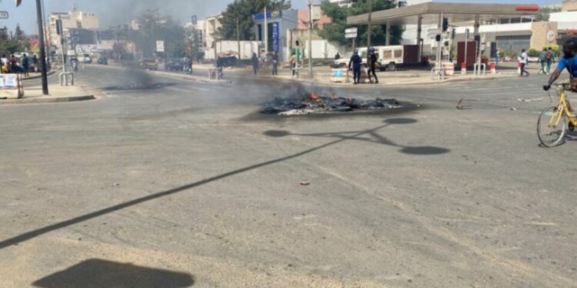 Manifestation à Dakar : la station Total de Castor et le magasin Auchan saccagés, un véhicule de la Senelec incendié