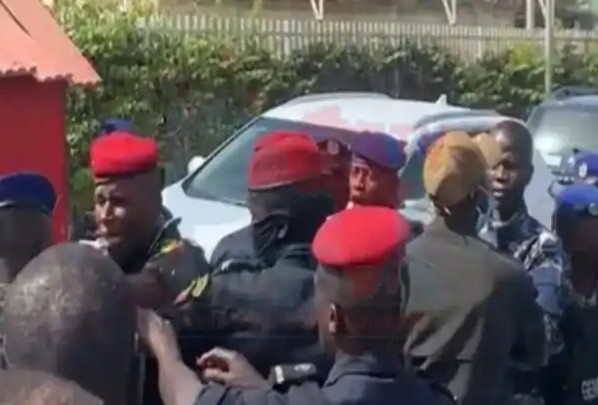 Tribunal : Les gardes du corps armés d’Adji Sarr, interdits d’accès à la salle d’audience Tribunal : Les gardes du corps armés d’Adji Sarr, interdits d’accès à la salle d’audience