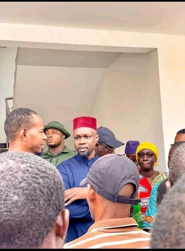 Entre le marteau de la police et l'enclume de la gendarmerie, le convoi de Sonko encore...gazé à Diaobé Entre le marteau de la police et l'enclume de la gendarmerie, le convoi de Sonko encore...gazé à Diaobé