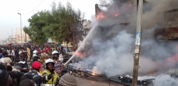 Plusieurs voitures incendiées à la devanture de la maison du ministre Matar Ba...Sa maison également brûlée... Plusieurs voitures incendiées à la devanture de la maison du ministre Matar Ba...Sa maison également brûlée...
