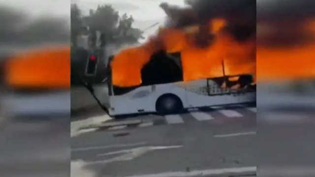 URGENT- Des militants de Sonko enflamment un bus à Pikine