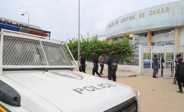 Délibéré du procès Sonko vs Adji Sarr : Le véhicule de la greffière caillassé ! Délibéré du procès Sonko vs Adji Sarr : Le véhicule de la greffière caillassé !