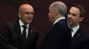 Turquie: Erdogan dévoile un gouvernement rénové avec un économiste pour rassurer les marchés