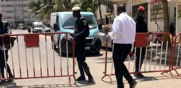 Blocus de chez Sonko : les courses étaient assurées par… Blocus de chez Sonko : les courses étaient assurées par…