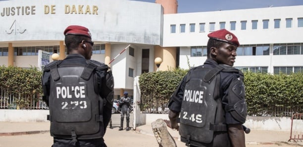 Des centaines de ‘’manifestants’’ déférés : Atmosphère de ‘’Pakétass’’ à la cave du tribunal de Dakar Des centaines de ‘’manifestants’’ déférés : Atmosphère de ‘’Pakétass’’ à la cave du tribunal de Dakar