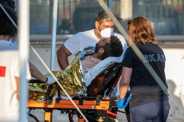 Grèce: 9 passeurs présumés arrêtées après le naufrage meurtrier d'un bateau de migrants