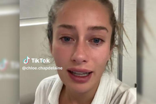 Son vol de 15 heures vire au cauchemar dans les toilettes de l’avion à cause… d’un croissant Son vol de 15 heures vire au cauchemar dans les toilettes de l’avion à cause… d’un croissant