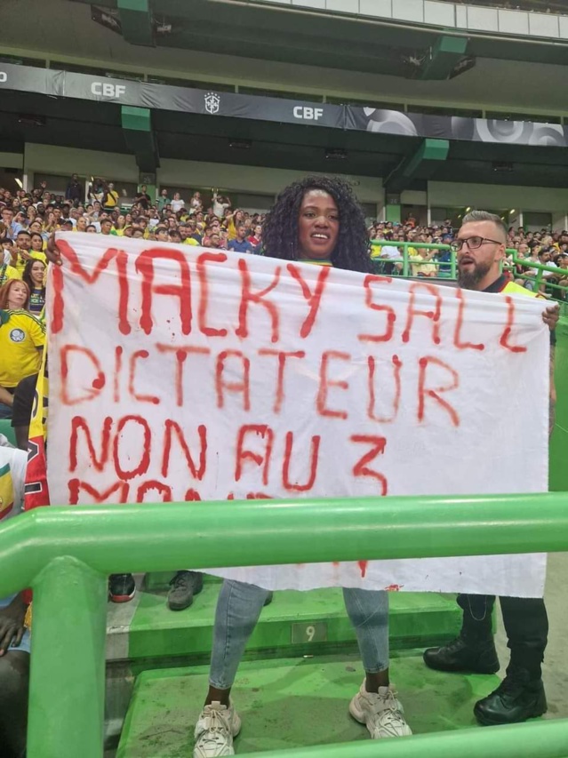 Le match amical des "Lions" vs les Auriverdes du Brésil cible d'une Sénégalaise, opposant du Pr Macky Sall Le match amical des "Lions" vs les Auriverdes du Brésil cible d'une Sénégalaise, opposant du Pr Macky Sall