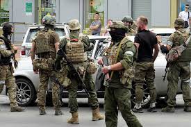 Russie: les combattants de Wagner quittent le QG militaire de Rostov qu'ils occupaient Russie: les combattants de Wagner quittent le QG militaire de Rostov qu'ils occupaient