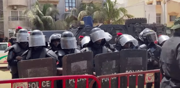Blocus du domicile de Sonko : « YAW va lever les barrières ce dimanche » (El Malick Ndiaye) Blocus du domicile de Sonko : « YAW va lever les barrières ce dimanche » (El Malick Ndiaye)