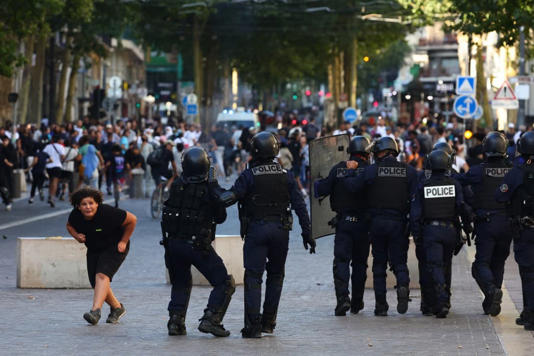 Émeutes en France: 45.000 policiers et gendarmes à nouveau mobilisés dimanche soir