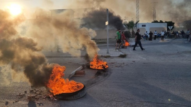 Tunisie: tension à Sfax après la mort d’un Tunisien poignardé lors de heurts avec des migrants Tunisie: tension à Sfax après la mort d’un Tunisien poignardé lors de heurts avec des migrants
