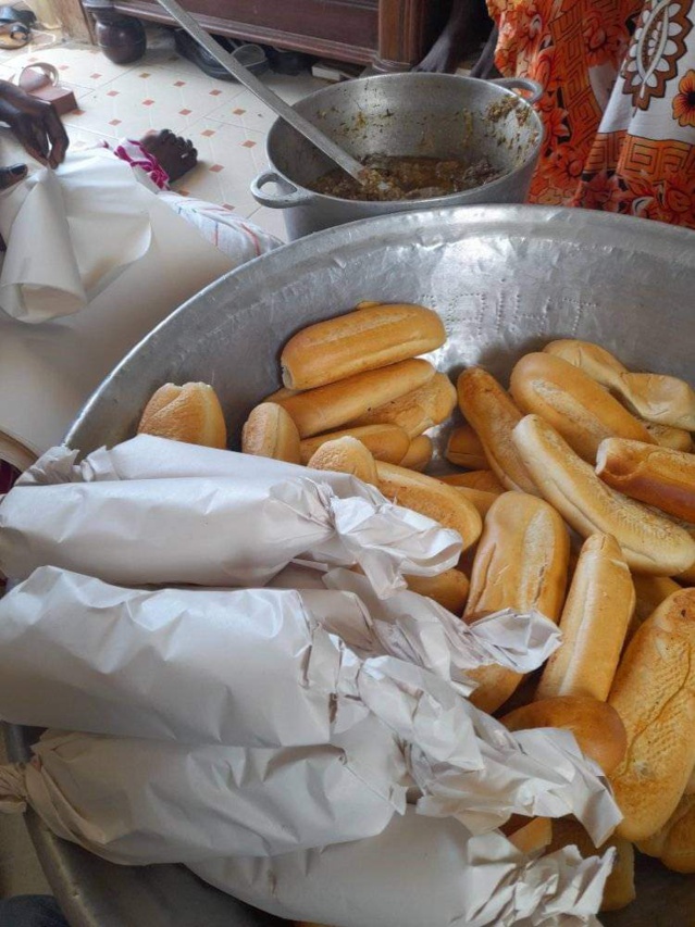Célébration de l'anniversaire de son mentor ( Sonko)- Le tiktokeur Ababacar Mbengue distribue des...sandwichs