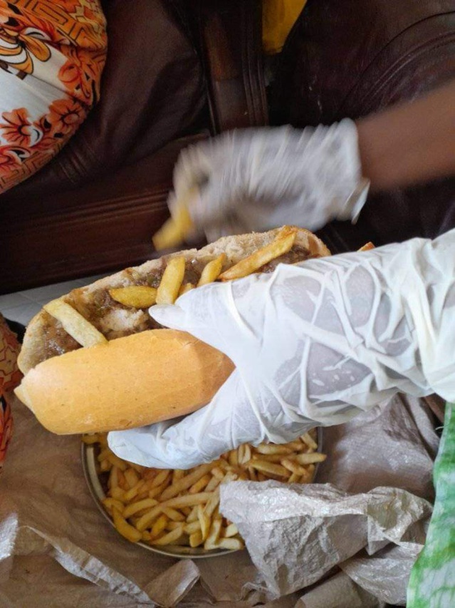 Célébration de l'anniversaire de son mentor ( Sonko)- Le tiktokeur Ababacar Mbengue distribue des...sandwichs