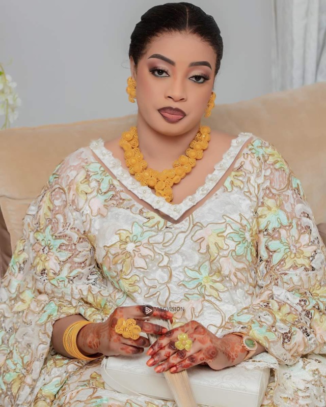 Mariage chez Mbakyou Faye- Au meilleur de sa forme, la veuve de Pape Aly Guèye, Badiène, vole la vedette à ses deux soeurs