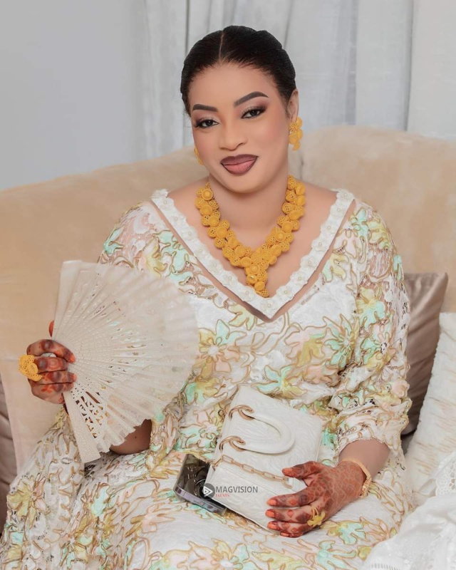 Mariage chez Mbakyou Faye- Au meilleur de sa forme, la veuve de Pape Aly Guèye, Badiène, vole la vedette à ses deux soeurs Mariage chez Mbakyou Faye- Au meilleur de sa forme, la veuve de Pape Aly Guèye, Badiène, vole la vedette à ses deux soeurs