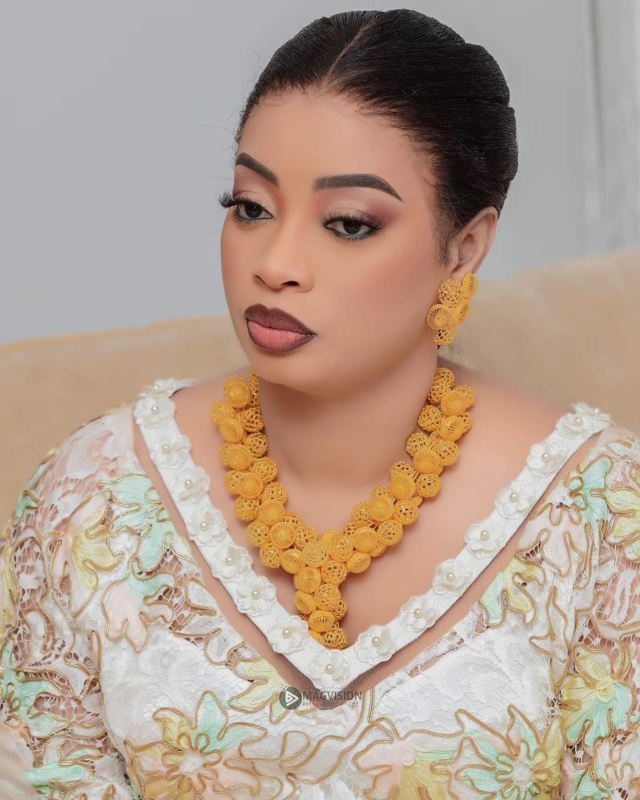 Mariage chez Mbakyou Faye- Au meilleur de sa forme, la veuve de Pape Aly Guèye, Badiène, vole la vedette à ses deux soeurs Mariage chez Mbakyou Faye- Au meilleur de sa forme, la veuve de Pape Aly Guèye, Badiène, vole la vedette à ses deux soeurs