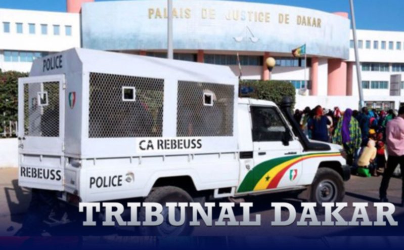 Insolite : Un homme surpris en train de prendre une photo du procureur en pleine audience Insolite : Un homme surpris en train de prendre une photo du procureur en pleine audience