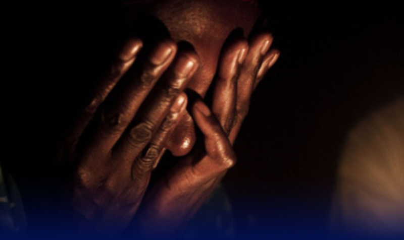 Insolite : De retour de la Mecque, Diarra est surpris en plein adultère par sa femme qui s’agrippe à son sexe