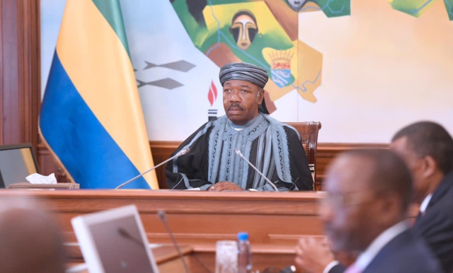 GABON: ALI BONGO RÉÉLU POUR UN 3E MANDAT, DES MILITAIRES VEULENT ANNULER LES RÉSULTATS GABON: ALI BONGO RÉÉLU POUR UN 3E MANDAT, DES MILITAIRES VEULENT ANNULER LES RÉSULTATS