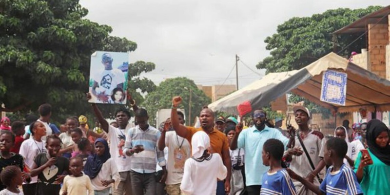Activités de la plateforme « Chemin de la libération »: Guy Marius Sagna et cie rendent visite aux familles des « détenus politiques » Activités de la plateforme « Chemin de la libération »: Guy Marius Sagna et cie rendent visite aux familles des « détenus politiques »
