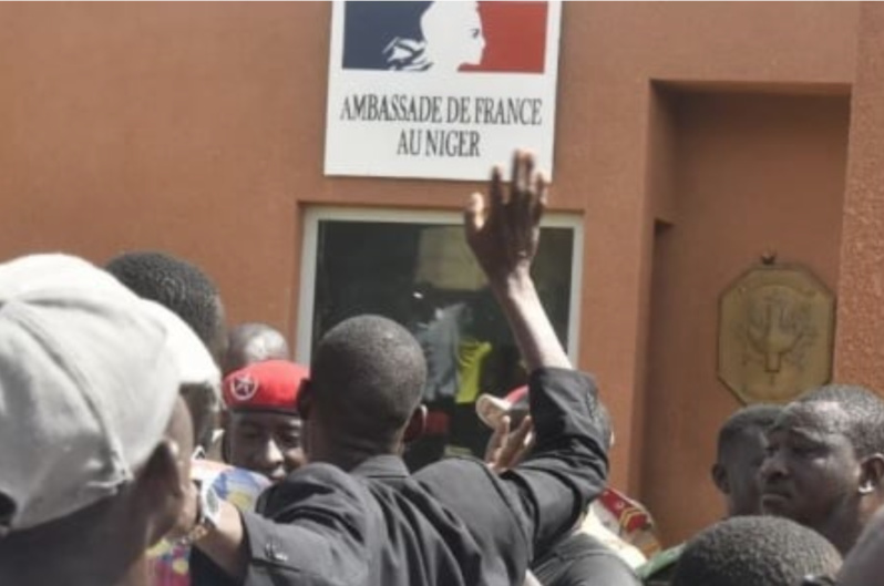 Niger : l’ambassadeur français qui refuse de quitter le pays est sous haute surveillance Niger : l’ambassadeur français qui refuse de quitter le pays est sous haute surveillance