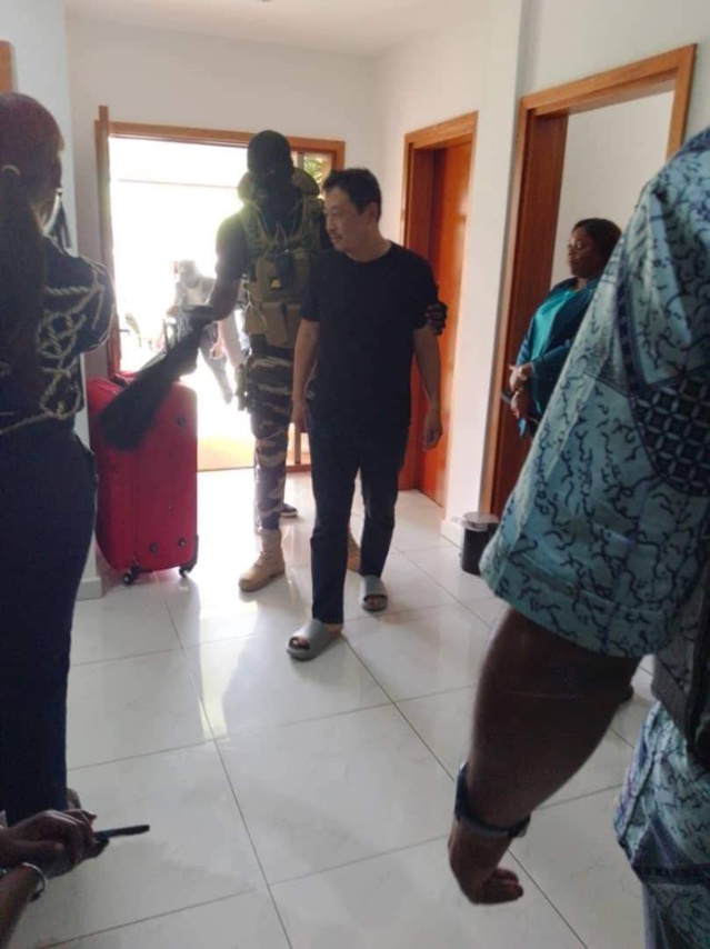 Encore des milliards de francs cfa découverts chez l'assistant personnel de l'épouse d'Aly Bongo...Le point sur la liste des proches du "clan Bongo" mis aux arrêts... Encore des milliards de francs cfa découverts chez l'assistant personnel de l'épouse d'Aly Bongo...Le point sur la liste des proches du "clan Bongo" mis aux arrêts...