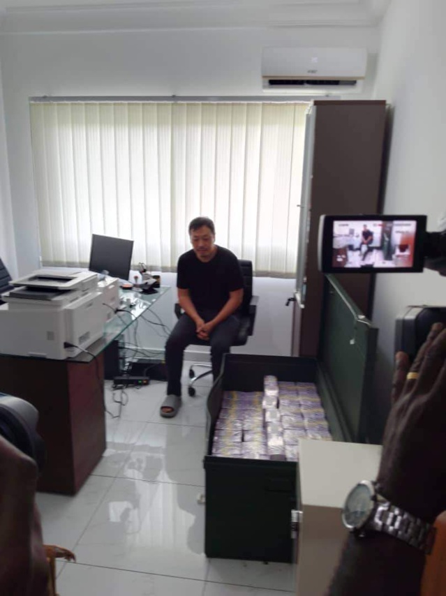 Encore des milliards de francs cfa découverts chez l'assistant personnel de l'épouse d'Aly Bongo...Le point sur la liste des proches du "clan Bongo" mis aux arrêts... Encore des milliards de francs cfa découverts chez l'assistant personnel de l'épouse d'Aly Bongo...Le point sur la liste des proches du "clan Bongo" mis aux arrêts...