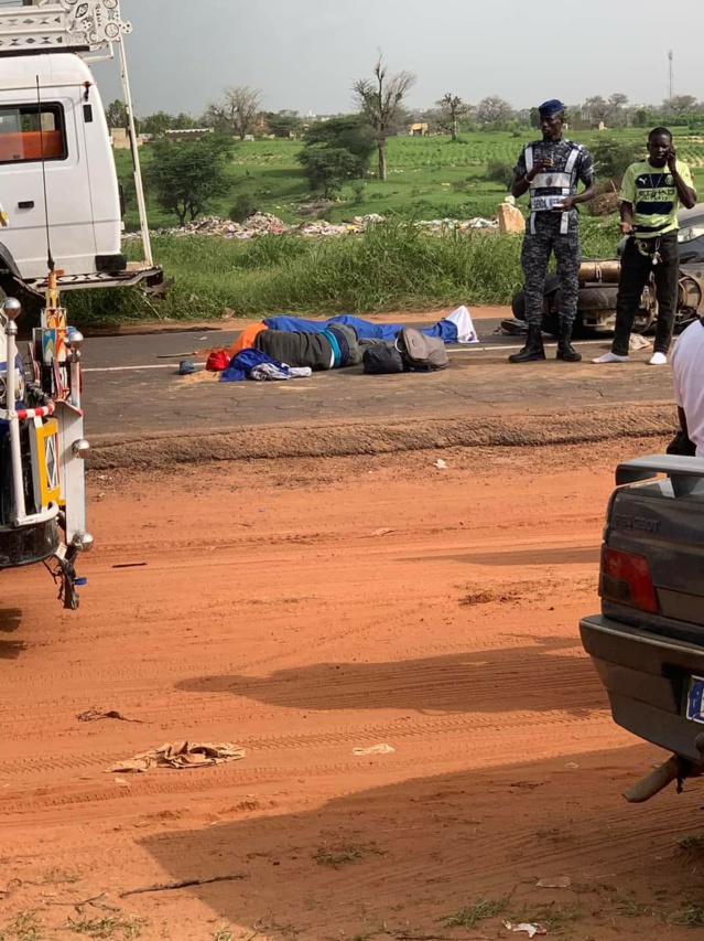 Accident mortel à l'entrée de Mbacké- Un motocycliste, avec...trois passagers, rentre dedans un camion...Deux morts et un blessé... Accident mortel à l'entrée de Mbacké- Un motocycliste, avec...trois passagers, rentre dedans un camion...Deux morts et un blessé...